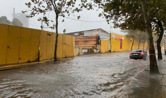 İzmir'de sağanak; cadde ve sokaklar göle döndü