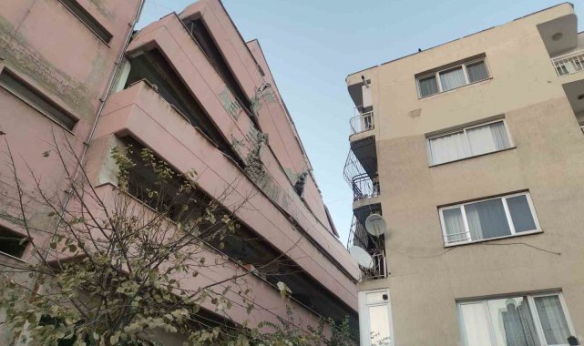 İzmir'in Karabağlar ilçesinde depreme dayanıksız olduğu gerekçesiyle boşaltılan lise binası, yıkım esnasında yan yattı. Oluşan risk nedeniyle çevredeki binalar tahliye edildi.