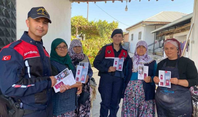 Jandarma Kardeşköy'de çocukları yalnız bırakmadı, vatandaşları bilgilendirdi