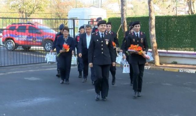 Jandarma öğretmenler gününü çiçeklerle kutladı