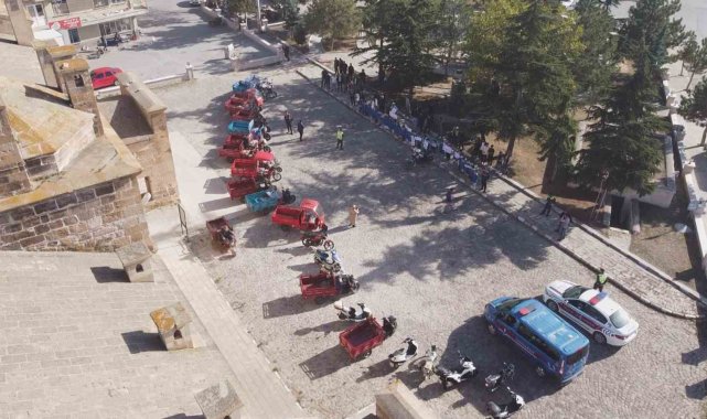 Jandarma trafik timleri öğrenci ve sürücülere trafik eğitimi verdi