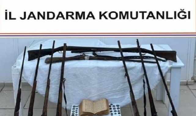 Jandarmanın durdurduğu otomobilden eski Kur'an-ı Kerim, sikke ve 9 tüfek çıktı