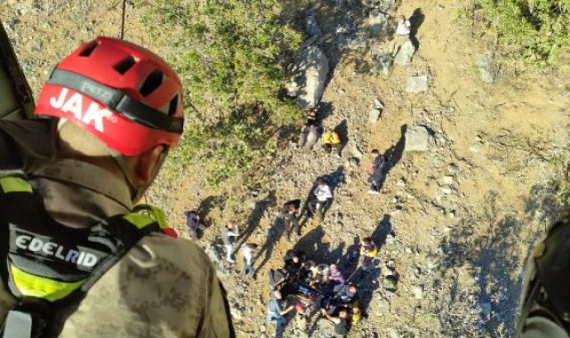 Jandarmanın Sikorsky S70'i, kayalıklardan düşen avcı için havalandı