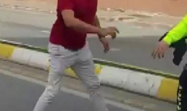 Kadıköy'de Fenerbahçe maçı öncesi caddeyi bariyerle kapatan işçilere saldırdı