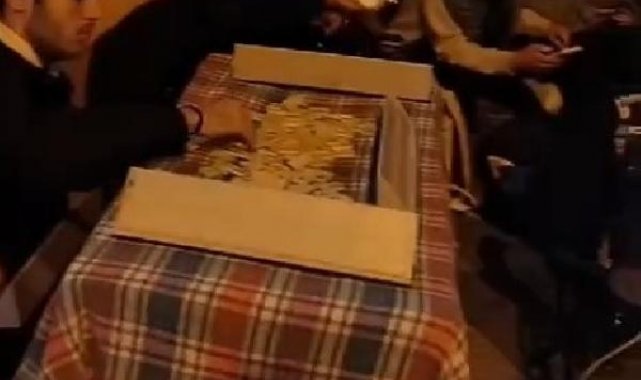 Kadıköy'de ünlü kozmetik mağazasının açılışı için yüzlerce kişi kuyruğa girdi: '12 saattir bekliyorum'