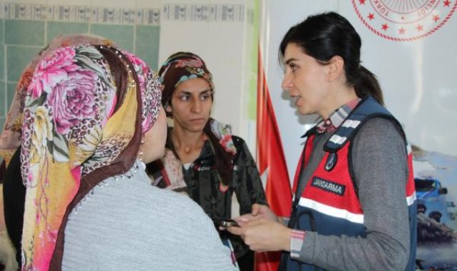 Kadın astsubaylar, Şırnak'ın köylerinde KADES'i anlattı