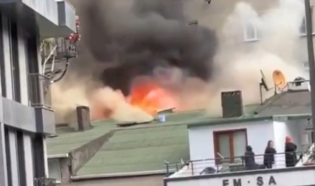 Kağıthane'de korkutan çatı yangını, vatandaş bahçe hortumuyla müdahale etti