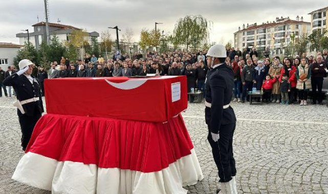 Kalp krizi geçiren polis öldü; cenazede eşi fotoğrafına sarılarak gözyaşı döktü