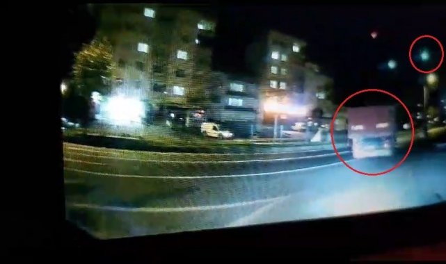 Kamyonet kazası araç kamerasına yansıdı