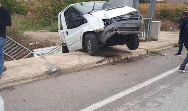 Kamyonet köprüde askıda kaldı; anne ve kızı yaralandı