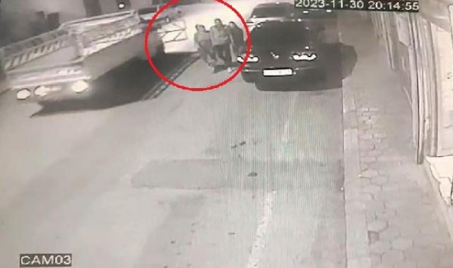Kamyonetin açılan kapağı yolda yürüyen kadının başına çarptı; O anlar kamerada