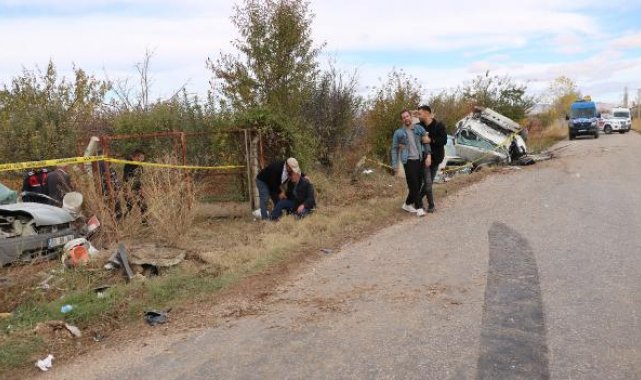 Kamyonetle hafif ticari araç çarpıştı; 2 ölü, 3 yaralı