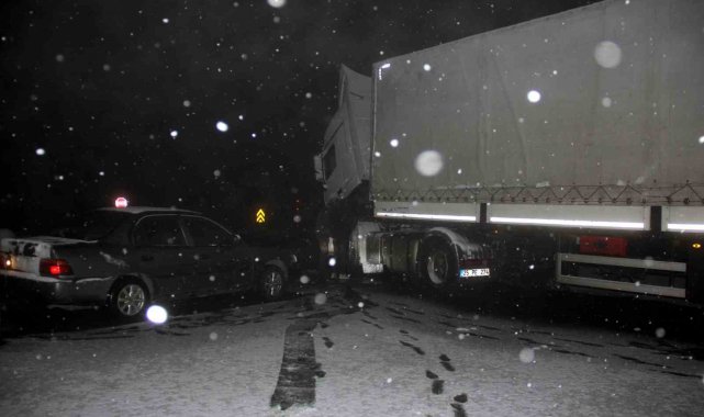 Kar ve tipiden araçlar yolda kaldı