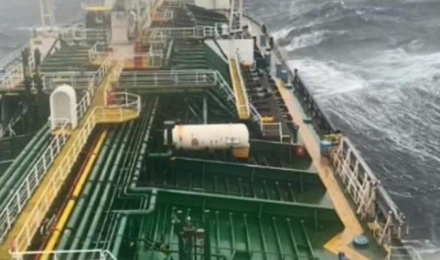 Karadeniz'de dalgalar 183 metrelik gemiyi beşik gibi salladı