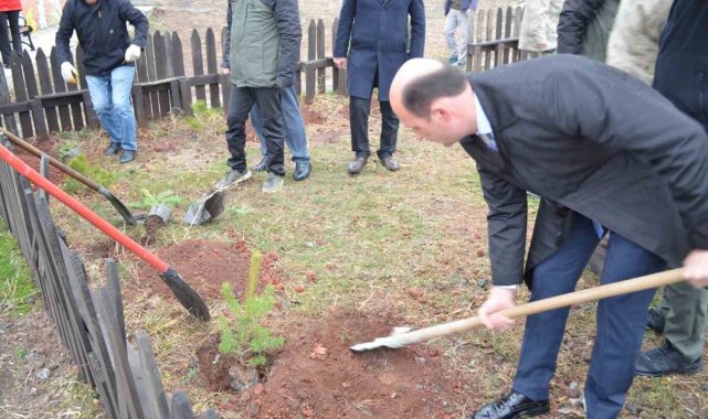Kars'ta 52 fidan toprakla buluştu