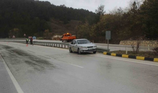 Kastamonu'da virajı alamayan otomobil bariyerlere çarptı