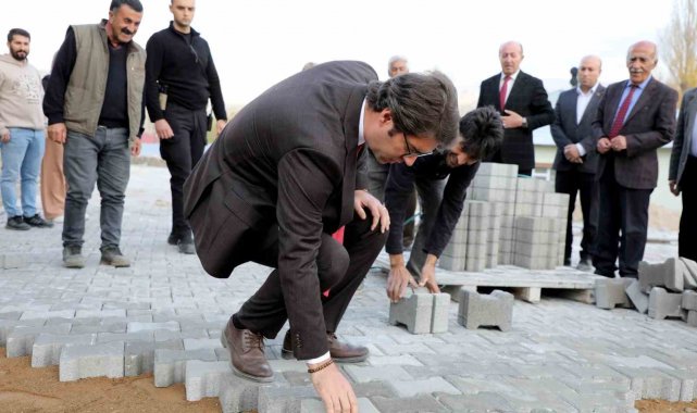 Kaymakam Karaloğlu parke taşı döşeyip asfalt makinesini kullandı