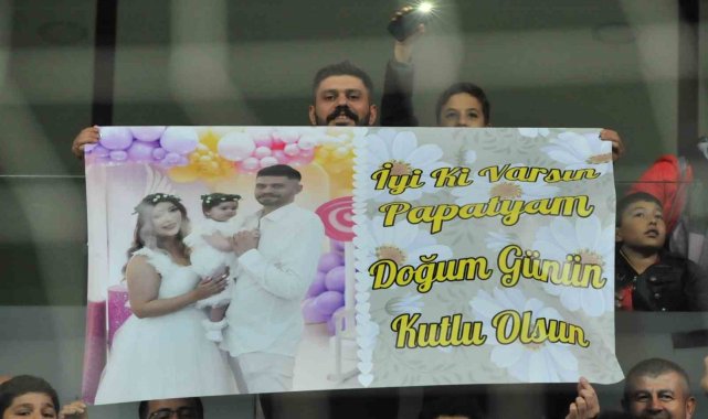 Kayserispor taraftarı eşinin doğum gününü tribünde kutladı