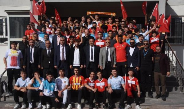 Kayserisporlu futbolcular Jeanvier ve Kartal Kayra öğrencilerle buluştu