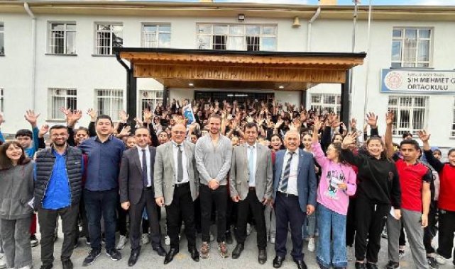 Kayserisporlu Kolovetsios'dan öğrencilere kıyafet yardımı