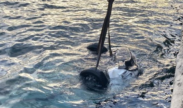 Kaza sonrası denize düşen aracın sürücüsünü balık tutanlar kurtardı