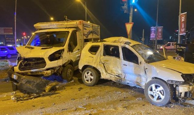 Kaza yapan kamyonet ile otomobil motosiklete çarptı, motokurye son anda canını kurtardı; 4 yaralı