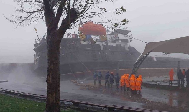 Kdz. Ereğli'de kuru yük gemisi karaya oturdu: 13 mürettebat kurtarıldı