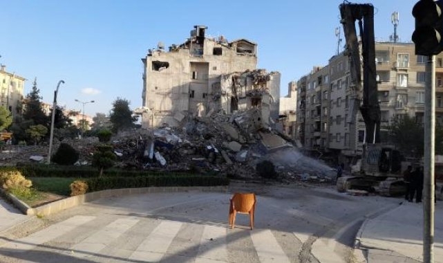 Kilis'te, ağır hasarlı bina yıkım sırasında çöktü