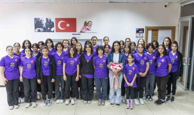 Kır çiçekleri, milli atlet Nevin Yanıt ile buluştu