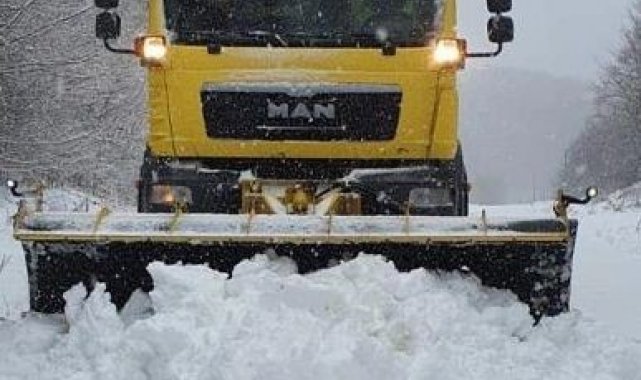 Kırklareli'de kardan kapanan köy yolları açıldı