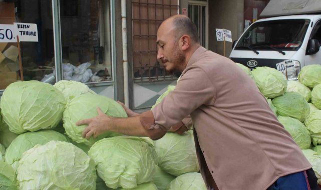 Kış mevsiminin favori sebzesi lahana tezgâhlarda yerini aldı