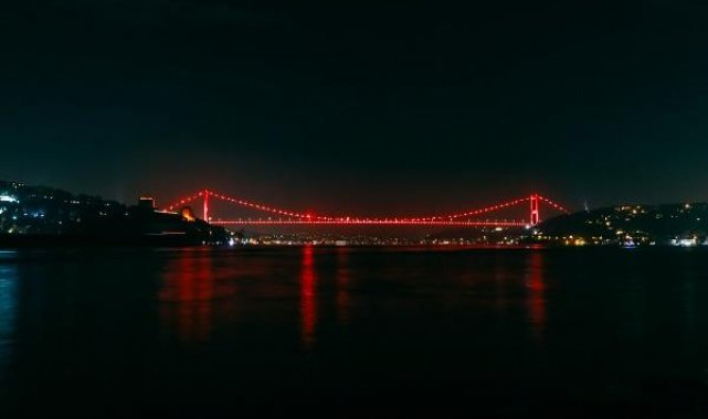 Kızılay Haftası'nda Türkiye'nin sembol yapıları kırmızıya büründü