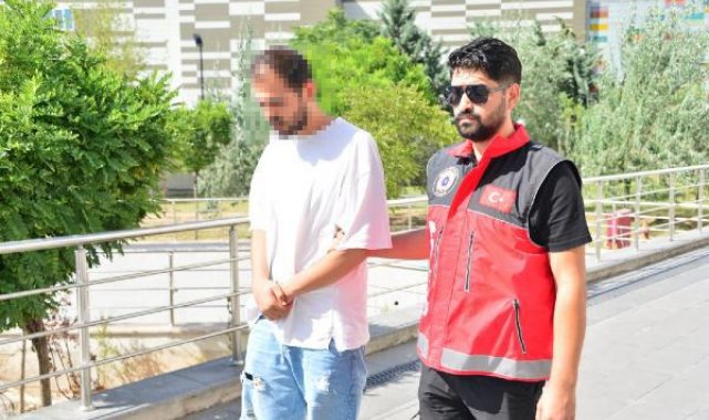 Kocatepe Camisi'nde tepki çeken fotoğraflar davasında 2 sanığa beraat