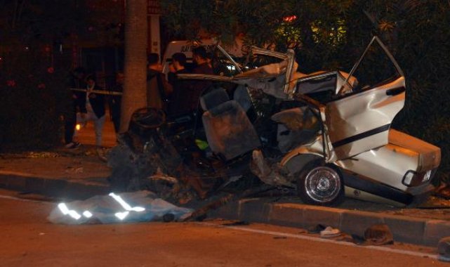 Kontrolden çıkan otomobil refüjdeki ağaçlara çarptı: 3 ölü, 2 yaralı