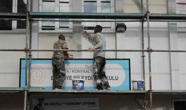 Konyaaltı'nda okullar boyanıyor