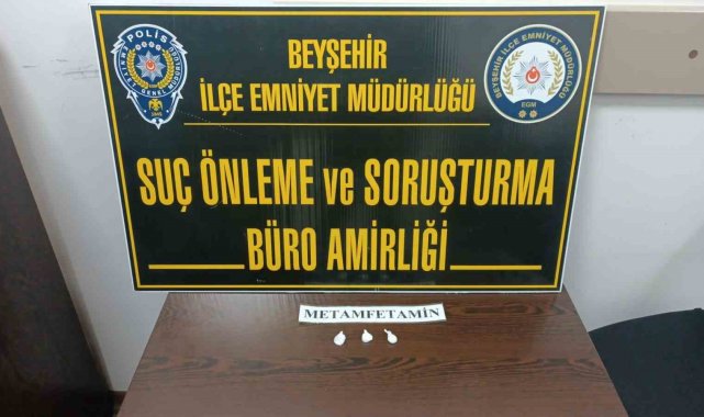 Kovalamaca sonucu yakalanan şüphelinin kaçarken attığı poşetlerden uyuşturucu çıktı