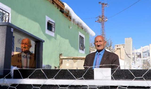 Kravat tutkunu Bedir Akbulut, evinin önüne kendi mezarını yaptırdı