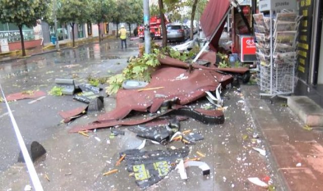 Küçükçekmecede kaldırımda yürürken çatıdan kopan parça başına düştü