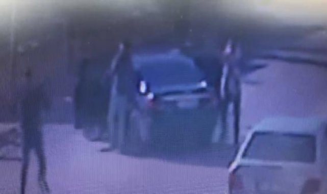 Kuryeyi vuran şüpheliler, güvenlik kamerasında