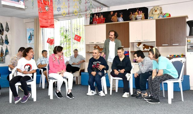 Kuşadası'nda engeller drama eğitimi ile aşılıyor
