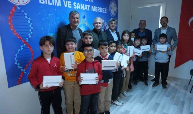 Kuyucak'ta BİLSEM öğrencilerine tablet hediye edildi