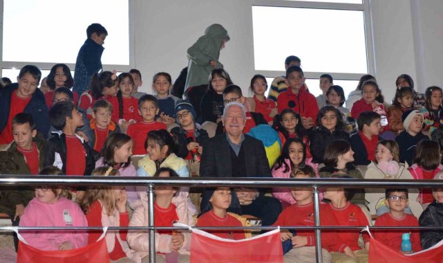 Lapseki'de 'Alice Harikalar Diyarında' tiyatro gösterisi beğeni topladı
