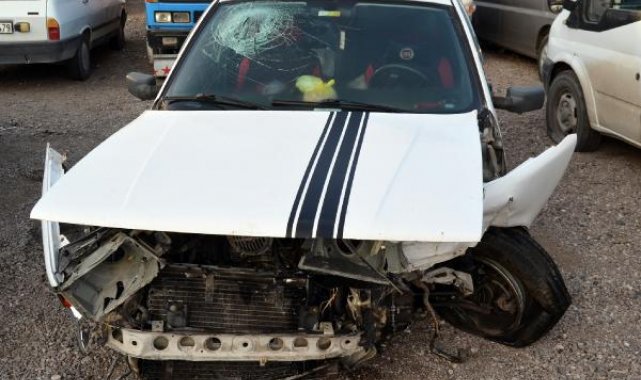 Lastiği patlayan otomobil bariyerlere çarptı: 6 yaralı