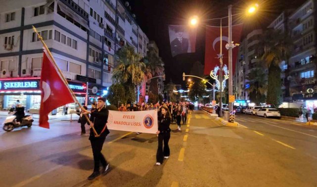 Liseli gençler, Atatürk için yürüdü