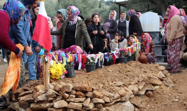 Madendeki göçükte ölen oğlunun mezarına kapanıp gözyaşı döktü