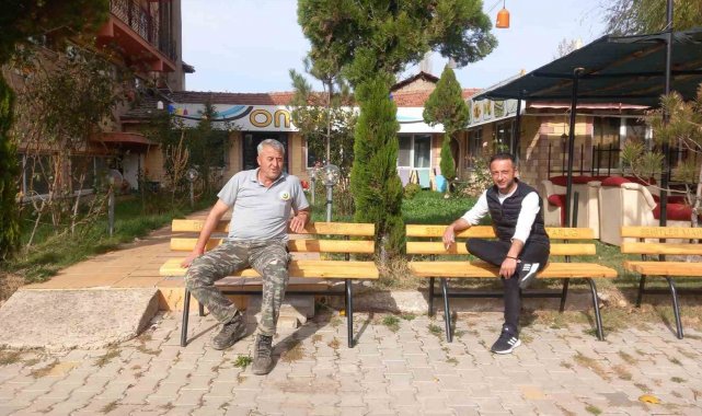 Mahalle Muhtarından her evin önüne oturma bankı