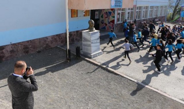Mahalledeki elektrik kesintisi, öğretmene birincilik getirdi