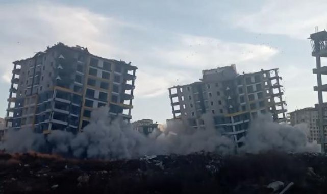 Malatya'da 12'şer katlı 2 bina, patlatılarak yıkıldı