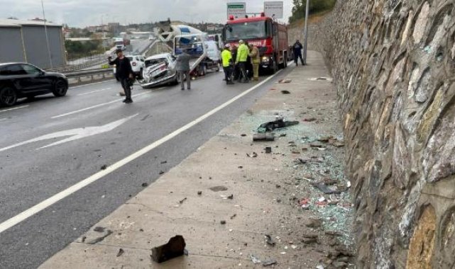 Maltepe'de otomobil istinat duvarına çarptı: 2 yaralı