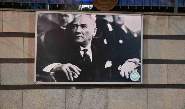 Manisa Batı Kışla duvarlarındaki Atatürk fotoğrafları yenilendi